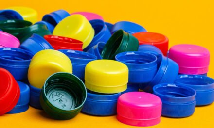 How are rubber seals integrated into plastic packaging tubes for airtight storage?